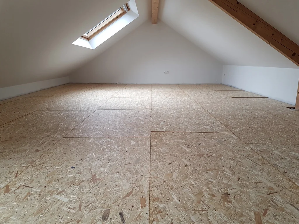 Plancher de grenier recouvert de dalles isolantes praticables prêtes à recevoir un revêtement